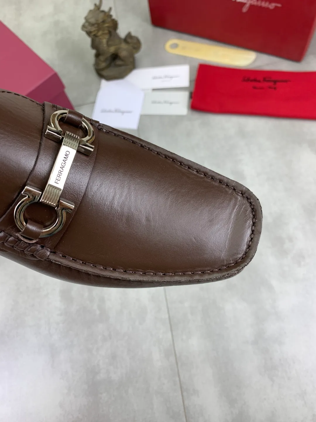 Men's shoes 💰P542 New model, high quality [Ferragamo/Ferragamo] Latest lazy slip-on shoes Original imported calfskin, imported cowhide lining + original luxury metal buckle + original combination outsole Comparison without pressure Code number: 38-45